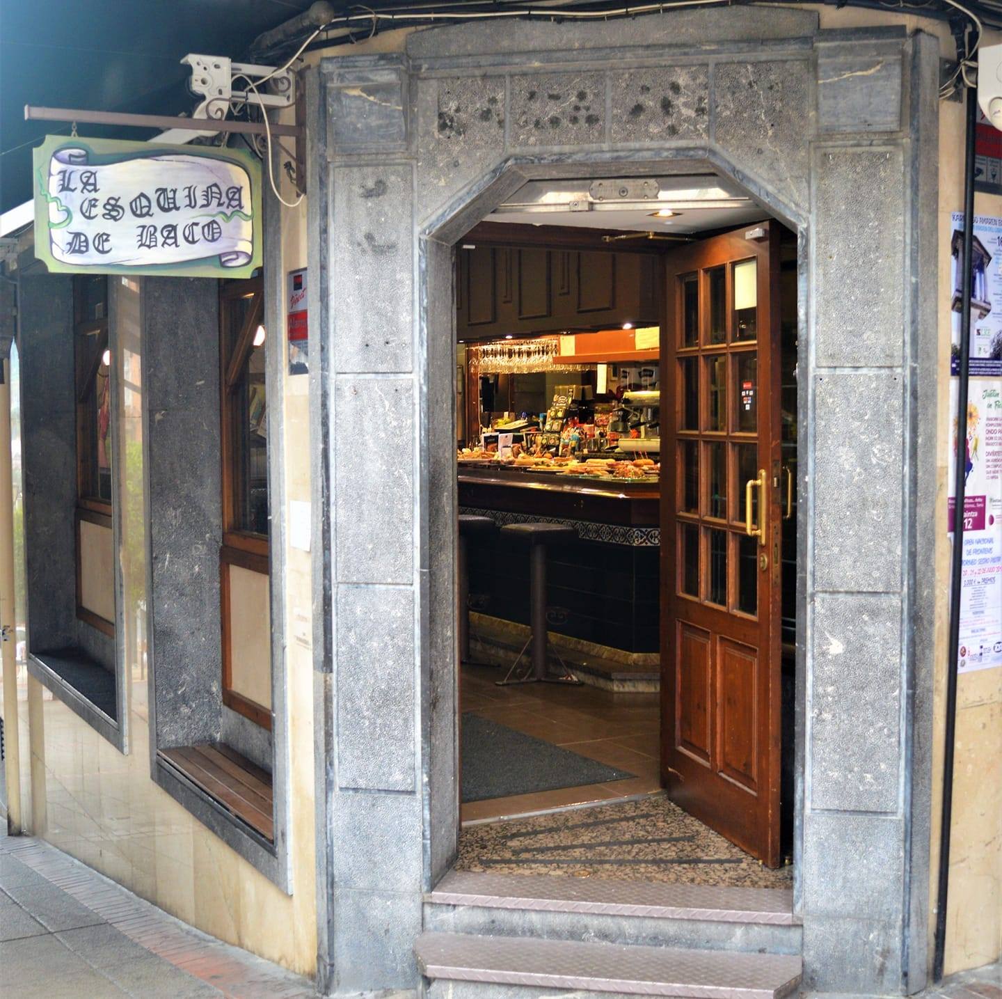 Entrada del bar La Esquina de Baco en Manuel Andrés Kalea 2, Sestao