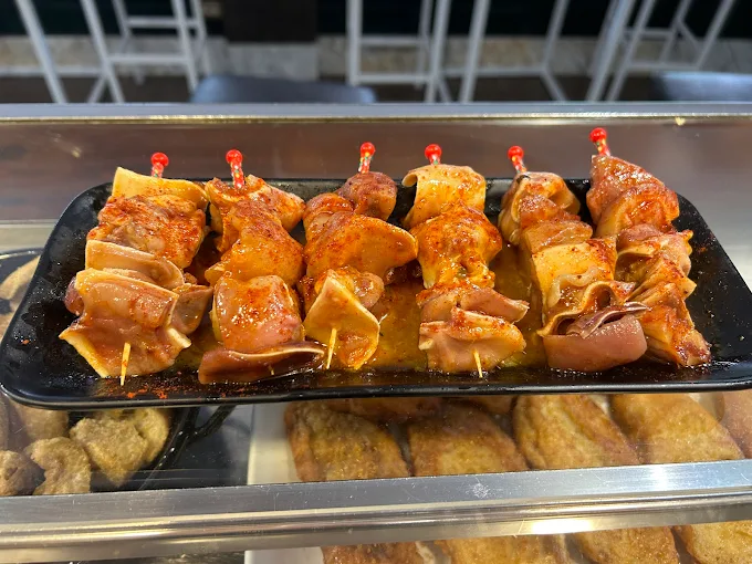 Variedad de pintxos en barra en La Esquina de Baco Sestao
